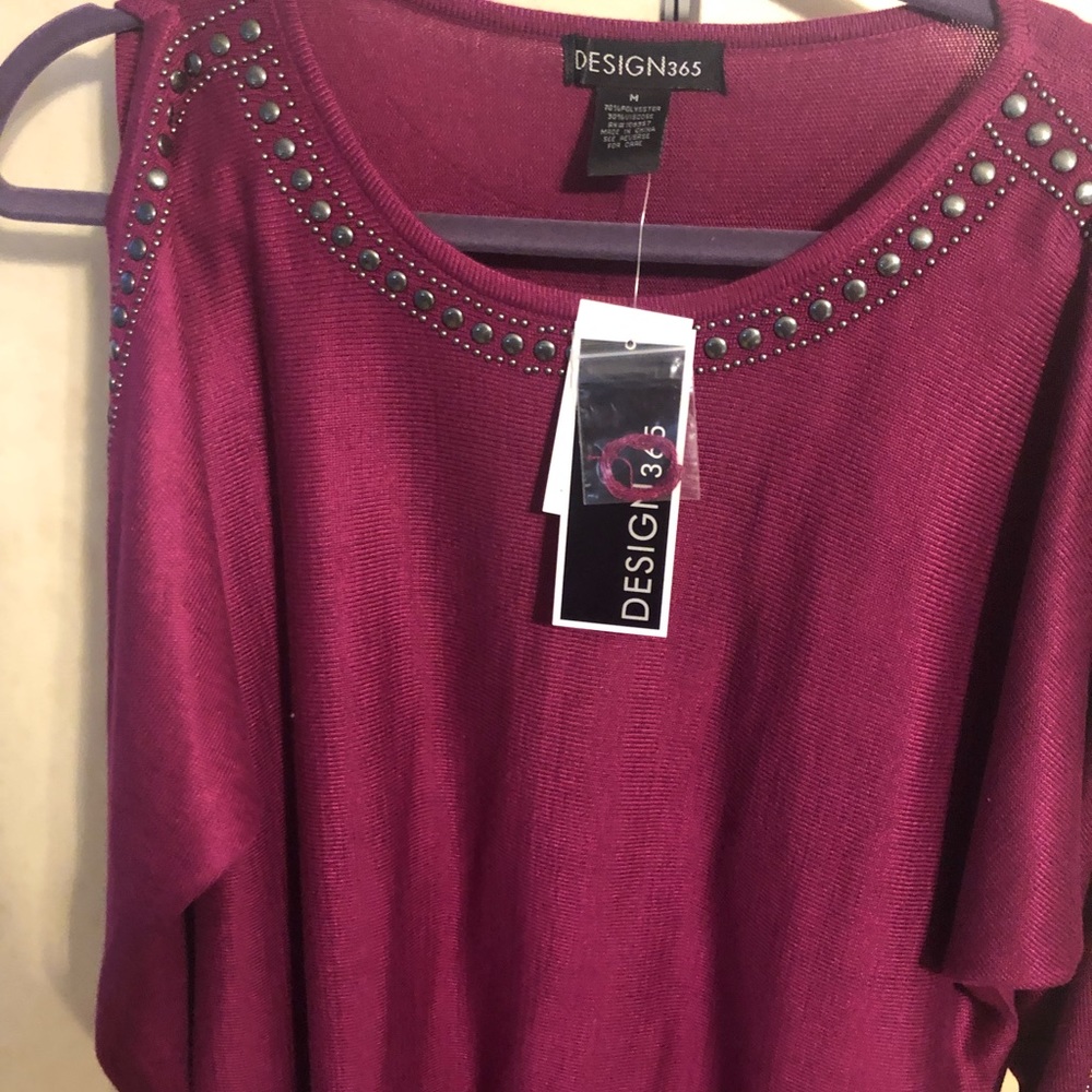 Design365 BRAND NEW Long sleeve sweater.
